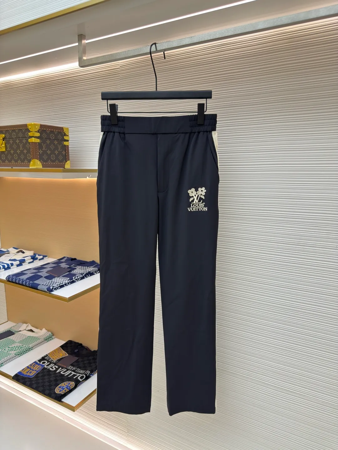 LOUIS VUITTON flower embroidered letter trousers ●Authentic product: Purchased and developed by 9250 ●Item number: 1680157-A85 ●Fabric: nylon twill fabric ●Technology: embroidery production ●Version: Fitted version ●Weight: about 400 grams ●Size: 44-46-48-50 ●Description: The fabric is made of 75D nylon twill with a rubber coating on the bottom to increase the stiffness of the fabric. The front panel is embroidered with a Tajima embroidery machine imported from Japan. The side webbing pieces are all marked with a dot pen by hand. The flat car is used to stitch the webbing back and forth to ensure that the woolen webbing fits smoothly on the cut pieces. The overall routing is straight and delicate. The fabric is comfortable and soft. The color is consistent and has no color difference. It can be matched with the same style to create a fashionable look and control various occasions. Customized accessories, complete three labels, same style for men and women!